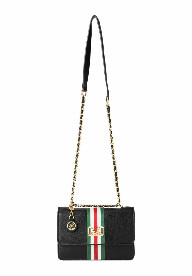 Schwarze Ledertasche mit einem goldenen Kettenriemen, versehen mit einem auffälligen vertikalen Streifenmuster in Grün, Weiß und Rot sowie einem goldenen Logo-Detail.