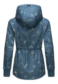 Vattentålig jacka i mörk teal med ett lövmönster, justerbar huva, dragsko i midjan och ribbade ärmslut.