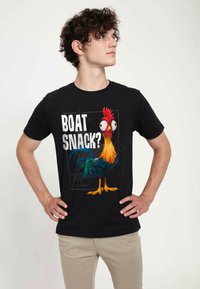T-shirt di cotone nero con una grafica di un gallo colorato con occhi e becco esagerati, e il testo "BOAT SNACK?" in caratteri bianchi in grassetto.