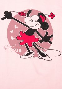 Grafica di un personaggio su uno sfondo di tessuto rosa, con colori nero e rosso, un accento circolare rosa, cuori e testo che recita "Dal 1928."