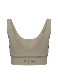 Beżowy stanik sportowy z okrągłym dekoltem i szerokimi ramiączkami. Posiada marszczone detale po bokach oraz szare logo "ATW" na dolnym pasku.