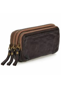 Portafoglio in pelle marrone con tre scomparti con zip, dotato di accessori in ottone e dettagli in tonalità beige, superficie testurizzata e cuciture a contrasto.