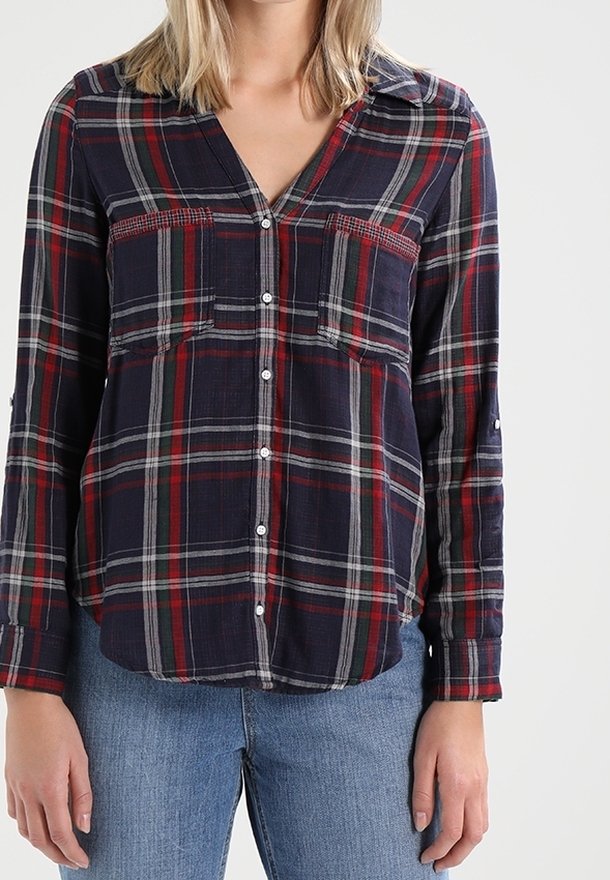 Marinegekleurde geruite blouse met rode en grijze lijnen, knoopsluiting aan de voorkant, twee borstzakken, lange mouwen en een kraag. Zachte stof met een ontspannen pasvorm.