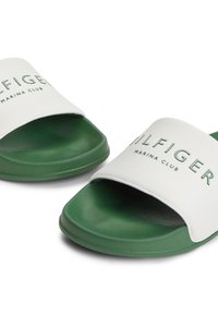 Paire de sandales slides vertes avec des brides blanches comportant le texte « TOMMY HILFIGER MARINA CLUB » en lettres vertes.