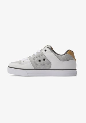 Zapatilla de lona gris y cuero blanco con punta redonda, cordones blancos y acento beige en el talón. Presenta agujeros de ventilación laterales y material texturizado.