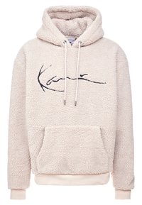 Beige Fleece-Hoodie mit strukturiertem Finish, ausgestattet mit einem gestickten schwarzen Logo über der Brust, einer vorderen Kängurutasche und einer Kapuze mit Kordelzug.