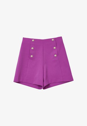 Pantaloni corti a vita alta viola realizzati in tessuto liscio, con bottoni decorativi dorati sul davanti, caratterizzati da pieghe strutturate e un taglio su misura.