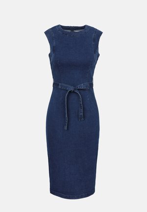 Robe midi en denim bleu foncé sans manches, avec encolure ronde, taille cintrée, et ceinture assortie en tissu nouée à l'avant.