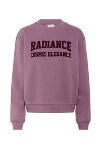 Felpa viola con collo a giro, caratterizzata da un audace testo rosso scuro "RADIANCE COSMIC ELEGANCE" sulla parte anteriore. Morbido al tatto.