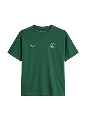 Vihreä lyhythihainen pyöreäkauluksinen T-paita valkoisella tekstillä "It's on us." vasemmassa rinnassa ja pyöreällä "M OP" logolla oikeassa rinnassa.