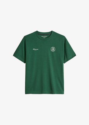 Vihreä lyhythihainen pyöreäkauluksinen T-paita valkoisella tekstillä "It's on us." vasemmassa rinnassa ja pyöreällä "M OP" logolla oikeassa rinnassa.