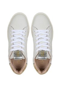 Sneaker in pelle bianca con lacci bianchi piatti, dettagli argentati sulla linguetta e rifiniture dorate sul tallone. Suola testurizzata per una migliore aderenza.