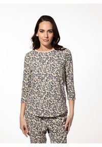 Beige top met lange mouwen en bijpassende broek met een luipaardprint in donkergrijs en zachtroze. Glad materiaal met een ronde halslijn.