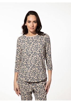 Beige top met lange mouwen en bijpassende broek met een luipaardprint in donkergrijs en zachtroze. Glad materiaal met een ronde halslijn.