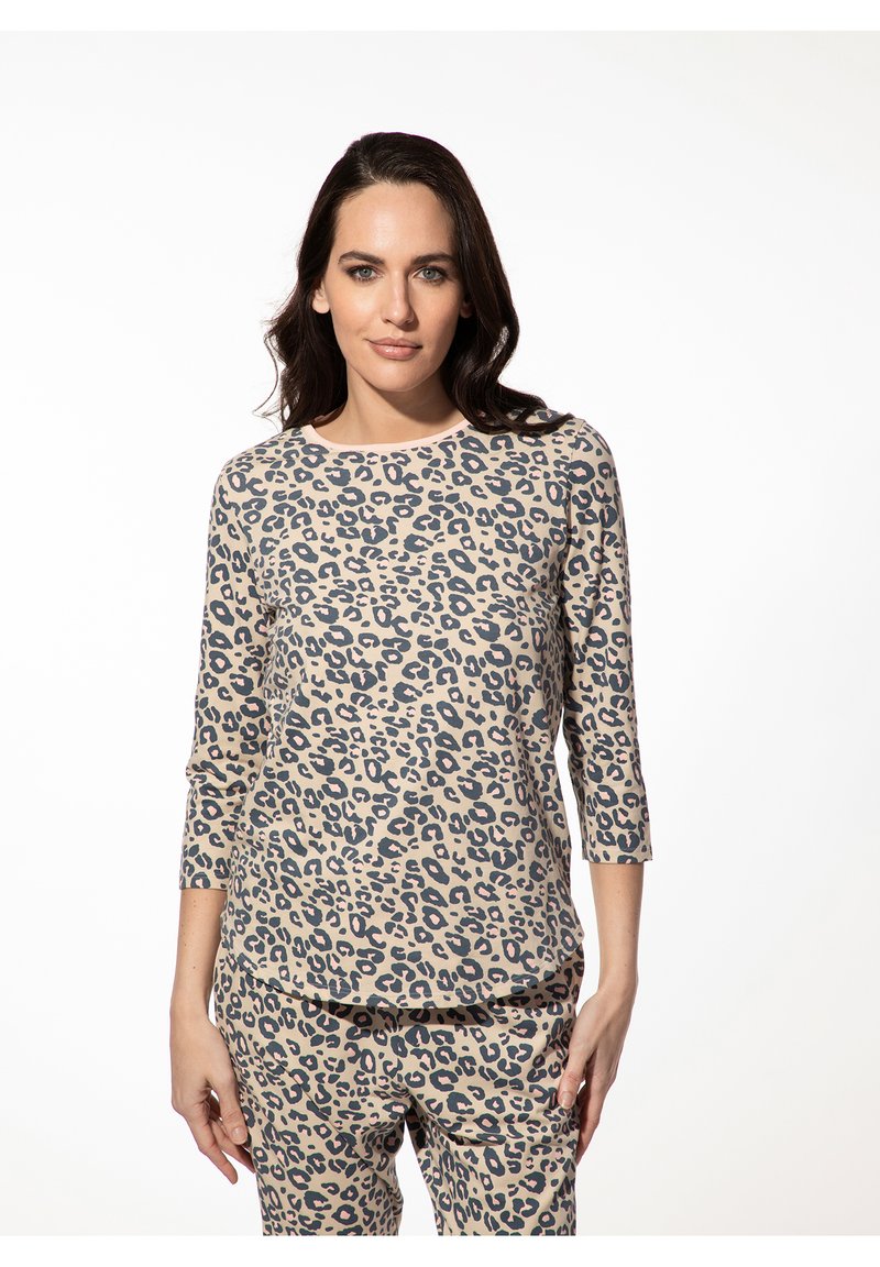 Beige top met lange mouwen en bijpassende broek met een luipaardprint in donkergrijs en zachtroze. Glad materiaal met een ronde halslijn.