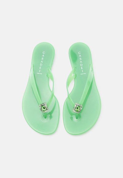 Πράσινα πλαστικά σαγιονάρες με γυαλιστερό φινίρισμα, που διαθέτουν διαφανές κόσμημα στα λουριά και ανάγλυφο το όνομα της μάρκας «CASADEI».