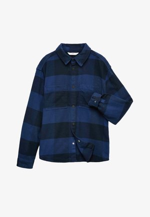 Niebieska i czarna koszula flanelowa w kratę z kołnierzykiem, zapięciem na guziki i dwiema kieszeniami na piersi, o luźnym kroju i długich rękawach.