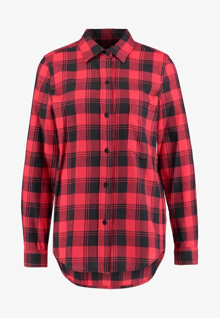 Chemise à carreaux rouge et noire en flanelle, avec un design à boutons, manches longues et une poche poitrine unique. Ourlet arrondi.