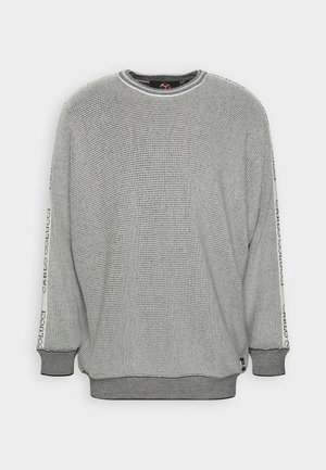 Maglione grigio a maglia con polsini e orlo a coste, con testo lungo le maniche. Il tessuto ha un aspetto texturizzato.