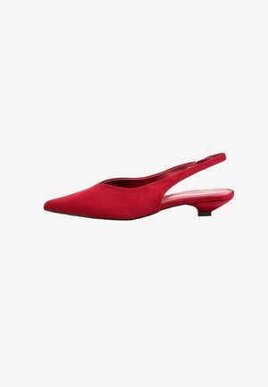 Punane nubukist slingback king, millel on terav nina, madal kitteni kont ja välisküljel lõikekujundus. Sile tekstuur matte viimistlusega.