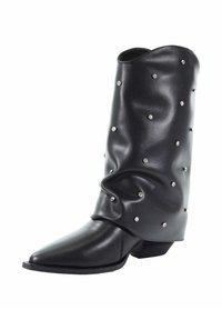 Czarne skórzane buty z ostrym noskiem, wyluzowany fason, ozdobione akcentami z kryształków rozmieszczonymi na cholewce. Niski, kwadratowy obcas.