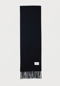 Cachecol de lã preto com franjas nas extremidades. Apresenta um pequeno rótulo branco com o nome da marca. Textura suave e formato retangular.