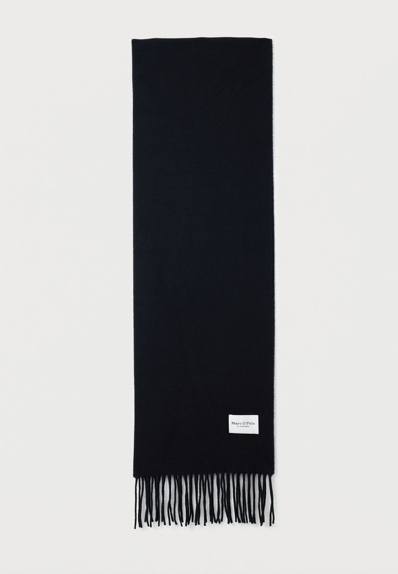 Cachecol de lã preto com franjas nas extremidades. Apresenta um pequeno rótulo branco com o nome da marca. Textura suave e formato retangular.