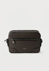 Μαύρη δερμάτινη τσάντα χιαστί με υφή, με θήκη με φερμουάρ μπροστά και ασημένια μεταλλικά στοιχεία. Λογότυπο Lancel εμφανίζεται στο μπροστινό μέρος.