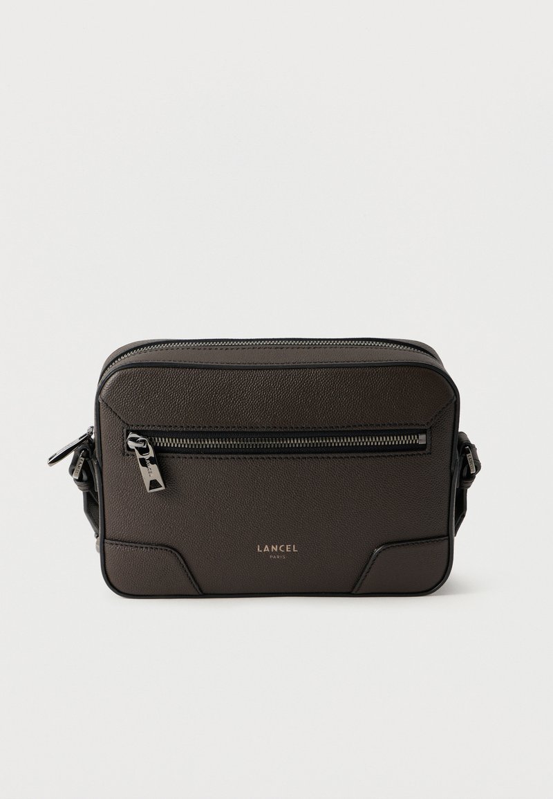 Μαύρη δερμάτινη τσάντα χιαστί με υφή, με θήκη με φερμουάρ μπροστά και ασημένια μεταλλικά στοιχεία. Λογότυπο Lancel εμφανίζεται στο μπροστινό μέρος.