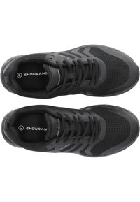 Schwarze Sportschuhe mit einem Netz-Obermaterial, Schnürdesign und Gummisohle. Mit grauen Akzenten und Logo auf der Zunge. Größe 41.