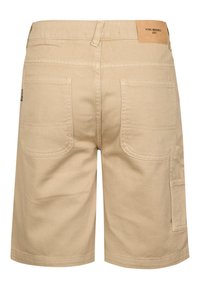 Shorts cargo beiges à coupe droite, dotés d'une ceinture élastique, de poches arrière et d'une étiquette en cuir à l'arrière. Texture de tissu durable.