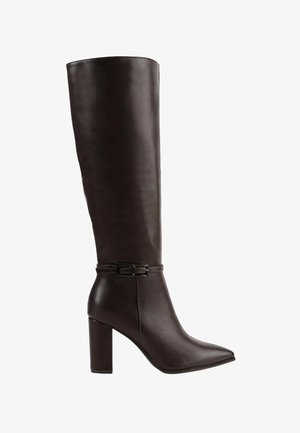 Botte en cuir marron foncé, montante jusqu'au genou, avec un bout pointu, une texture lisse et un accent décoratif de ceinture à la cheville. Talon épais et haut.