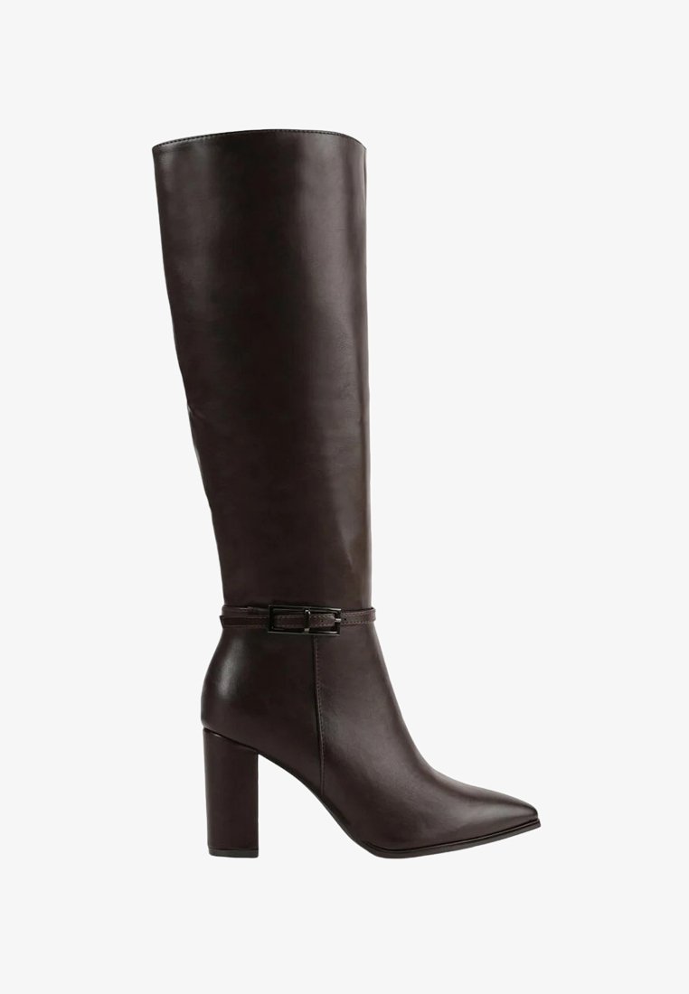 Botte en cuir marron foncé, montante jusqu'au genou, avec un bout pointu, une texture lisse et un accent décoratif de ceinture à la cheville. Talon épais et haut.