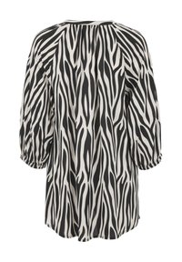 Zwart-witte blouse met zebra-streep, driekwart mouwen, geplooide halslijn en zachte, gestructureerde stof.