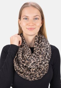 Écharpe infini en imprimé léopard fabriquée en tissu doux, présentant des teintes de brun et noir, avec une texture lisse et pelucheuse, drapée autour du cou.