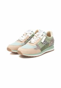 Zapatillas en una combinación de colores verde menta, beige y gris. Presentan materiales de ante y malla, cordones blancos y acentos con manchas negras. Suela de textura suave.