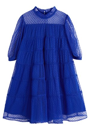 Robe bleue à volants avec tissu transparent à pois, manches longues et col montant à volants, fermeture à boutons dans le dos.