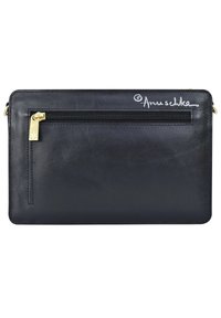 Zwarte leren clutch met een gladde textuur, voorzien van een rits aan de bovenkant en een ritsvak aan de voorkant met gouden hardware en een handtekeningdetail.