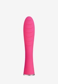 Pink silikone vibrator med glat overflade, ergonomisk form, spids ende og ribbet tekstur for bedre greb. Metalaccent ved bunden.