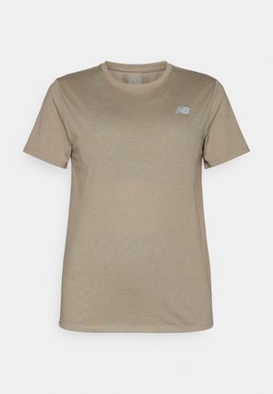Camiseta de manga corta beige, confeccionada en una tela suave, con cuello redondo y un sutil logo azul claro en la parte superior izquierda del pecho.