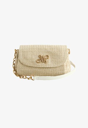 Borsa intrecciata beige con dettaglio logo in oro, chiusura a patta, tracolla a catena e tracolla in pelle bianca liscia.