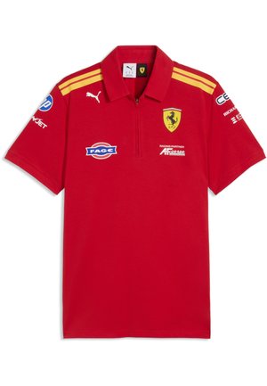Rotes Ferrari Racing-Polo mit gelben Schulterstreifen, Reißverschluss vorne, Puma-Logo und mehreren Sponsorlogos auf Brust und Ärmeln.