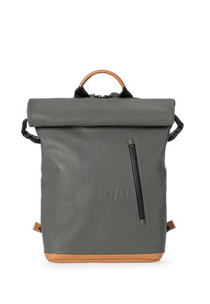 Grauer Rolltop-Rucksack mit braunem Lederboden, ausgestattet mit einer vorderen Reißverschlusstasche, gepolsterten Trägern und einem Holzgriff. Glatte Textur.