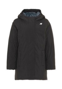 Zwarte pufferjas met een capuchon, voorzien van een zachte blauwe binnenvoering, voorzakken en een logo op de bovenste linkerkant. Gladde textuur.