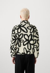 ONLY Petite ONLAMY TEDDY - Felpa in pile - eggnog