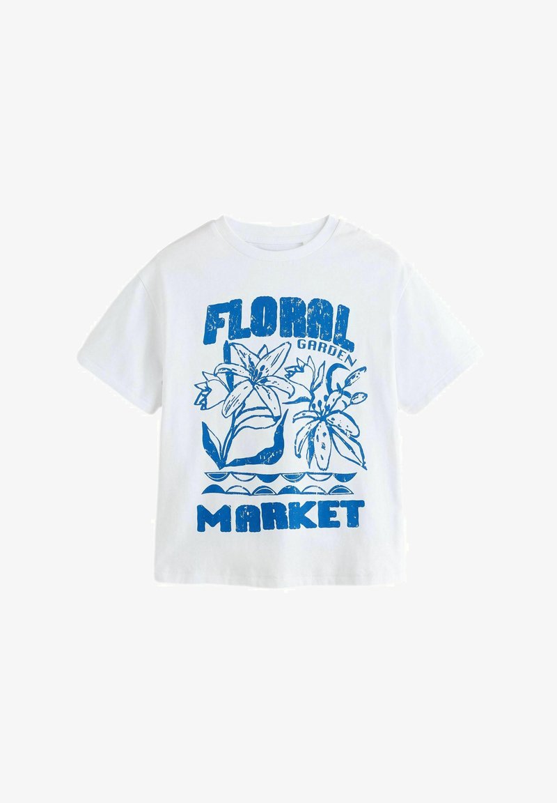 Biała koszulka z krótkim rękawem z niebieską ilustracją kwiatową i napisem ""Floral Garden Market"" z przodu.