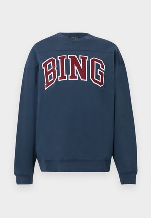 Marineblaues Sweatshirt mit Rundhalsausschnitt und langen Ärmeln, mit großen roten und weißen "BING" Buchstaben auf der Brust.