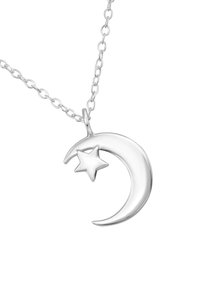 Zilveren halsketting met een halve maan en een sterrenaccent, glad oppervlak en een ontwerp met schakels.