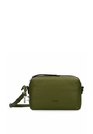 Borsa a tracolla in pelle verde oliva con tracolla regolabile, ciondolo argento a forma di "P" e chiusura superiore con cerniera.