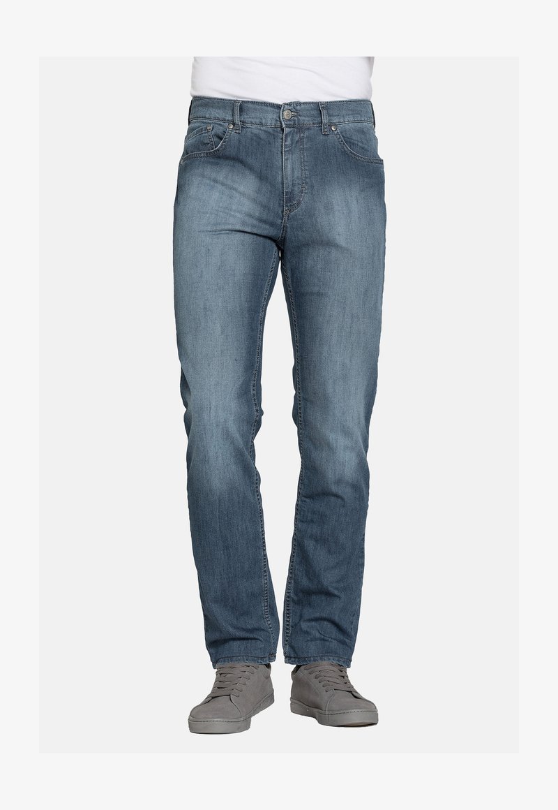 Jeans in denim azzurro chiaro con taglio dritto, design a cinque tasche, scoloritura sottile e cuciture tono su tono. Abbinati a scarpe grigie.